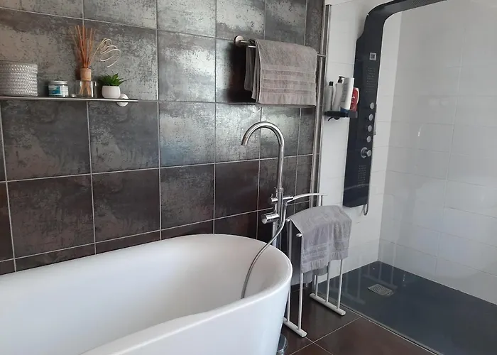 Chambre double dans maison chaleureuse et familiale